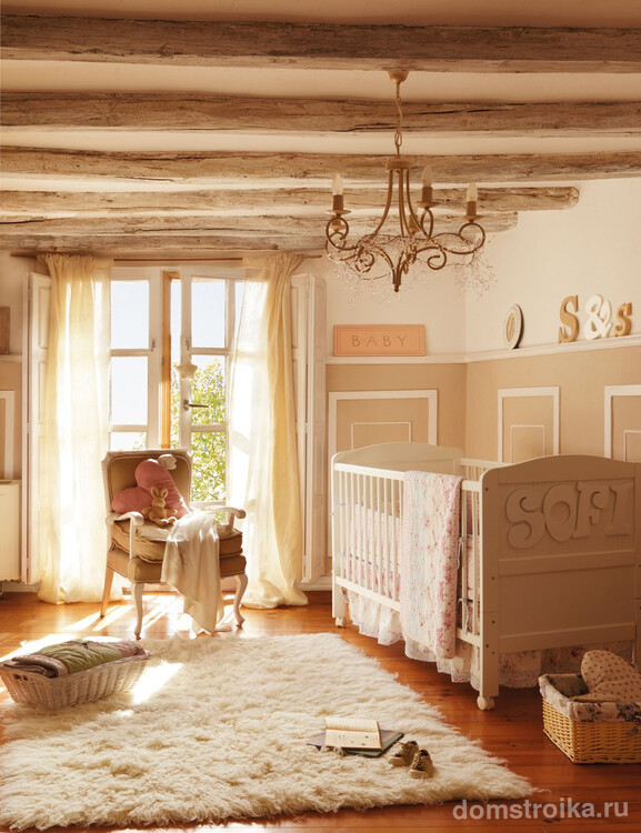 Для оформления потолка детской комнаты в стиле прованс прекрасно подойдут декоративные балки с неровной обработкой светло-коричневого цвета