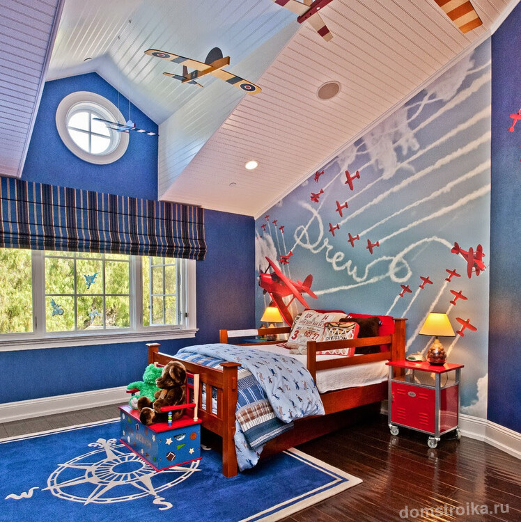 Мансардный этаж детской, благодаря особенностям рельефа потолка, можно превратить в комнату с интереснейшим интерьером