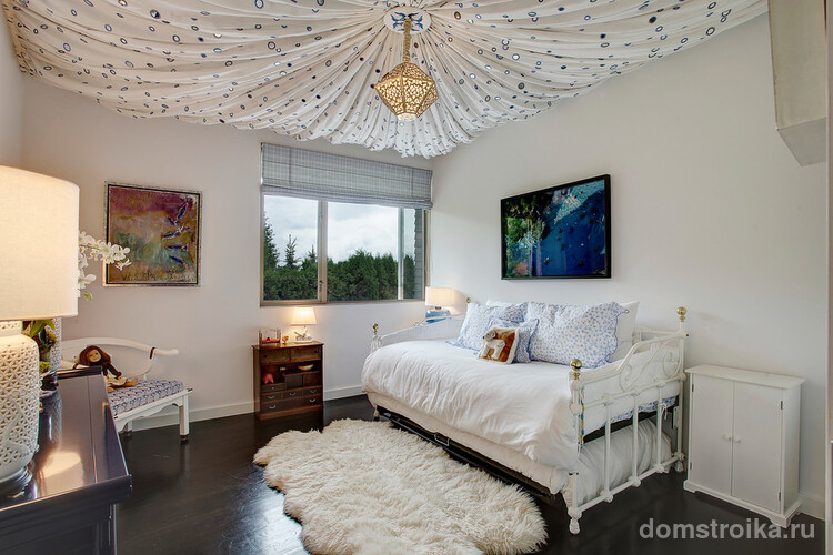 Придать комнате уютный и мягкий вид можно с помощью драпировки потолка