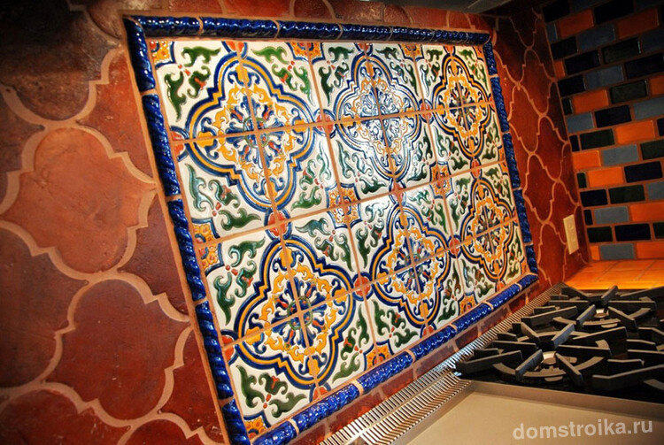Традиционный средиземноморский орнамент на фоне терракотовой плитки