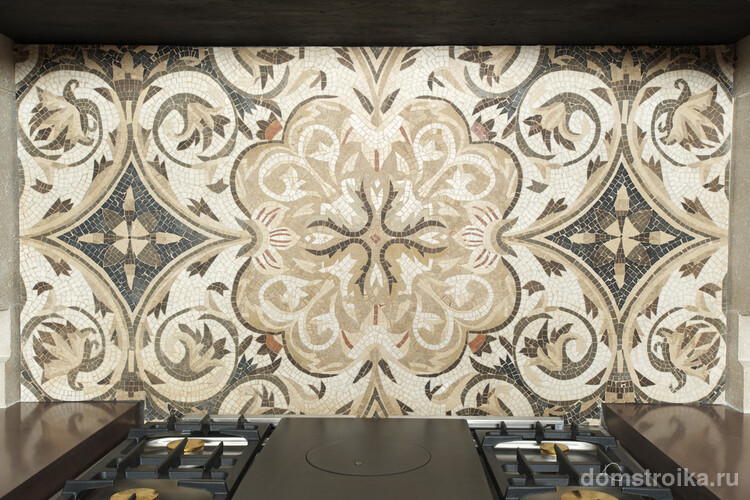 Мелкая мозаика на стене в тон основному цвету кухни