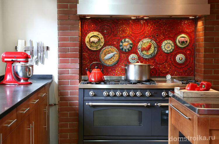 Ярко-красный фартук кухни с мозаикой