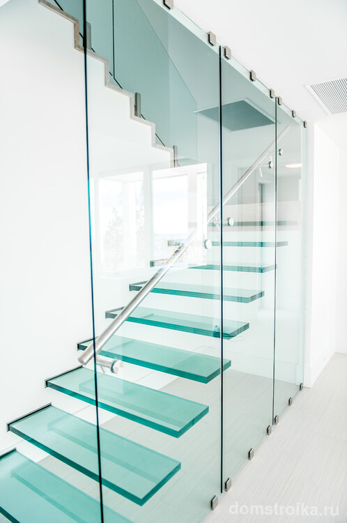 Лестница из стекла не загромождает помещение и создает эффект легкости