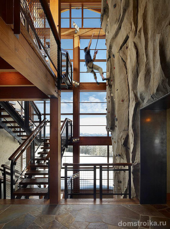 Многомаршевая лестница на косоурах из швеллеров и домашний скалодром в холле в стиле индастриал