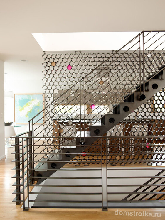 Дизайнерский ход для зонирования открытого пространства в доме: металлическая лестница и перегородка в интерьере