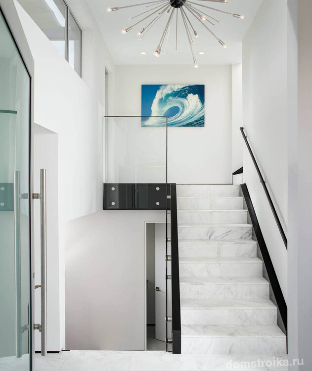 Лестницы из искусственного мрамора - стильный и доступный вариант для современной двухуровневой квартирыЛестницы из искусственного мрамора - стильный и доступный вариант для современной двухуровневой квартиры