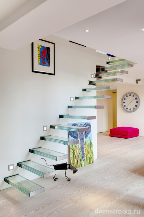 Стеклянная лестница с подсветкой добавит помещению легкость, воздушность