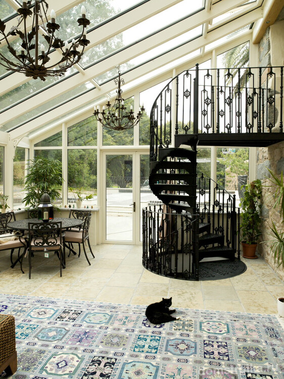 Винтовая лестница в домах в английском и готическом стиле выглядит по-особенному утонченно