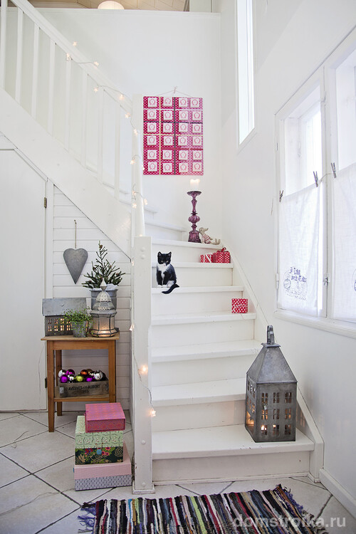 Белый цвет для деревянной лестницы - беспроигрышный выбор для скандинавского интерьера частного дома