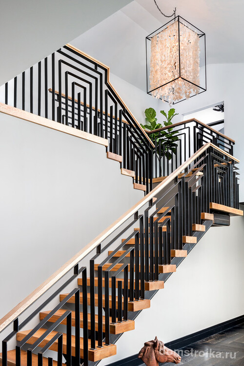 Гармоничное сочетание металла и дерева в двухмаршевой лестнице