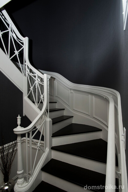 Трехмаршевая лестница в форме дуги подойдет и для классического интерьера