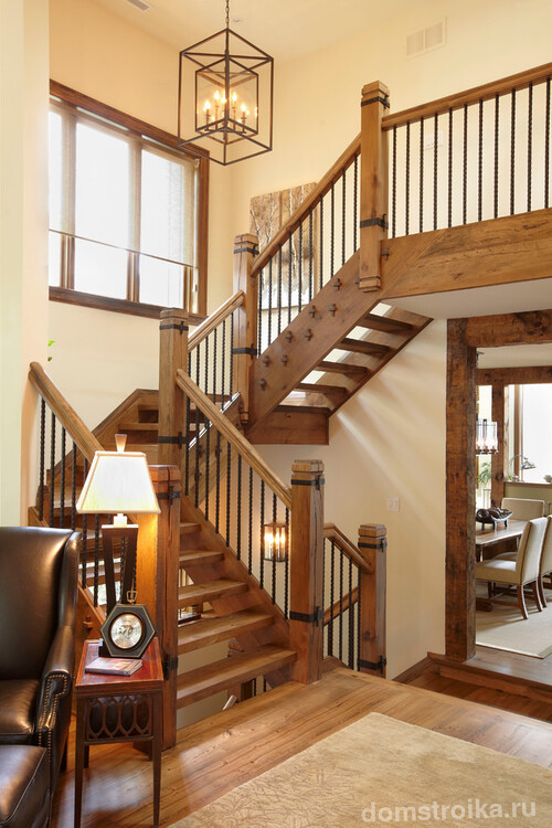 Трехмаршевая деревянная лестница на косуорах - отличный вариант для загородного дома