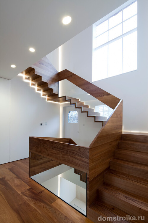 Трехмаршевая лестница в интерьере в стиле минимализм