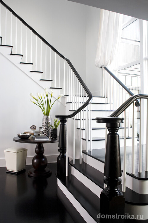 Трехмаршевая лестница имеет множество цветовых и конструкторских решений, благодаря чему впишеться в любой интерьер