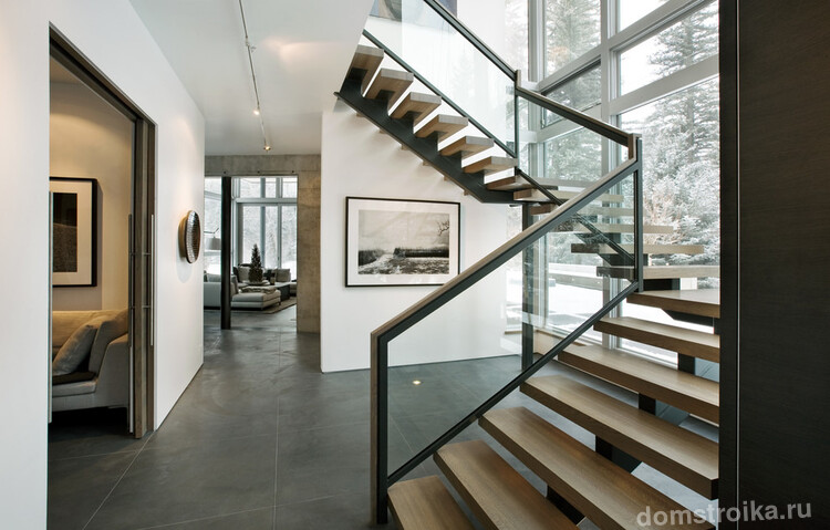 Сочетание металла, дерева и стекла в дизайне трехмаршевой лестницы
