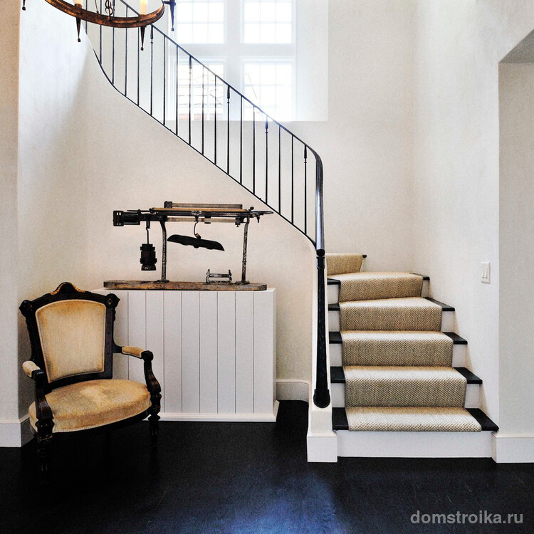 Трехмаршевая лестница - лучший вариант для небольших домов с высокими потолками