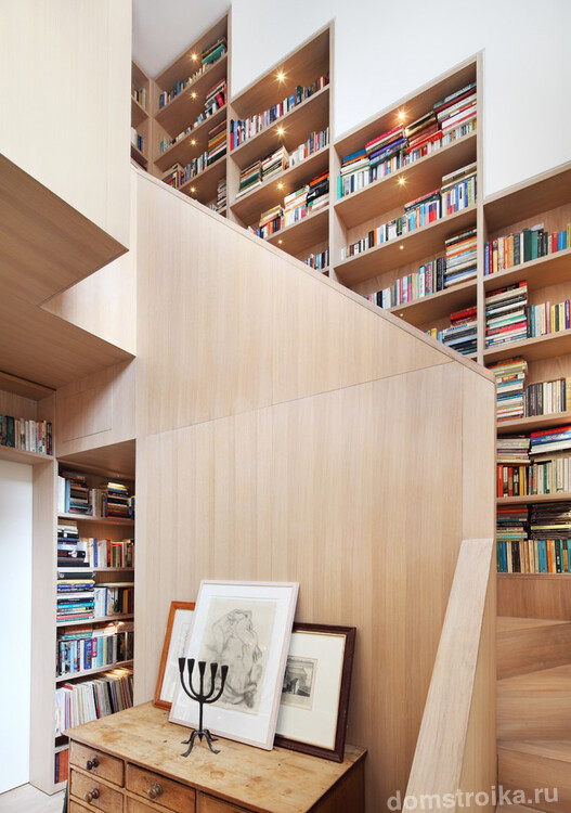 Стильная трехмаршевая лестница в библиотеке загородного дома