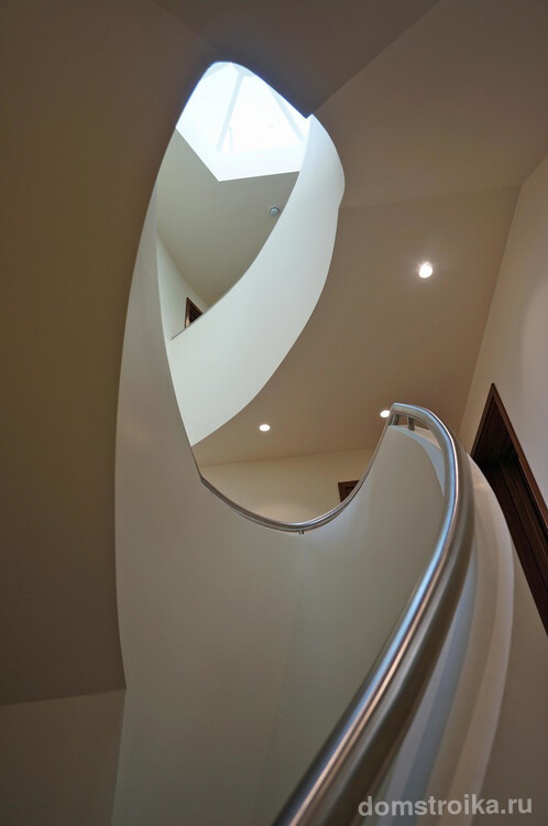 Изящная дизайнерская лестница с перилами из нержавеющей стали