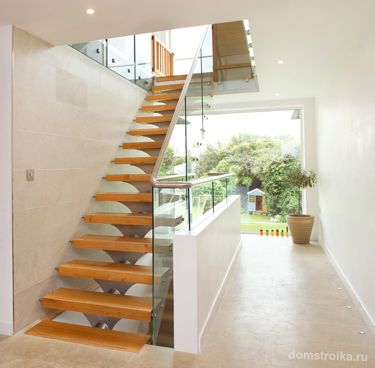 Современная лестница с деревянными ступенями и перилами из нержавейки
