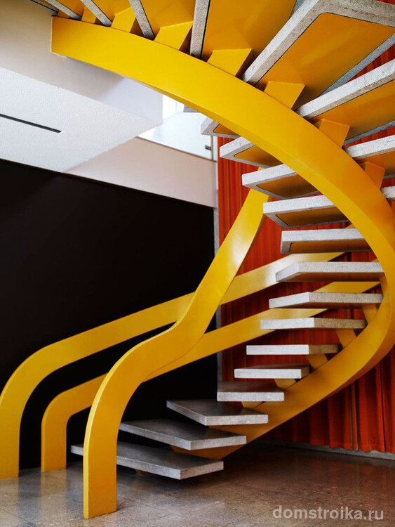 Эффектная лестница на желтом металлическом каркасе