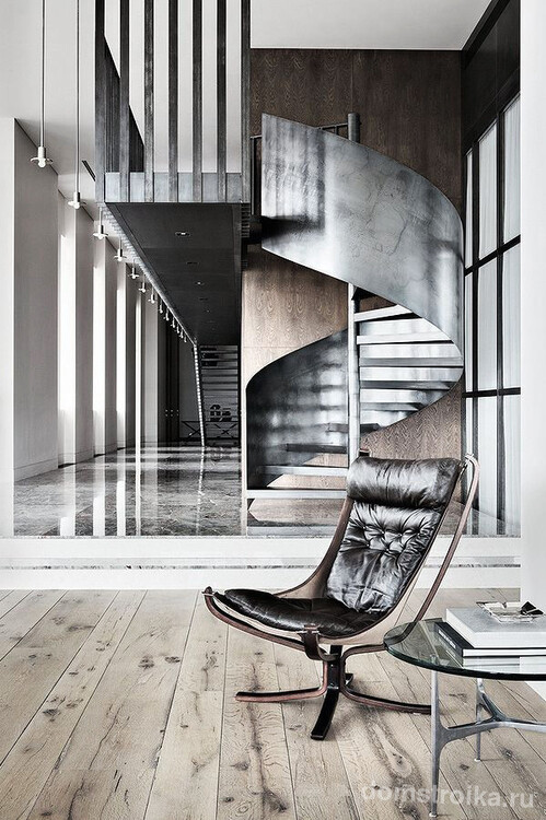 Стильный интерьер с лестницей на металлическом каркасе