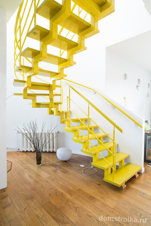 Ярко-желтая лестница с металлическим каркасом прекрасно смотрится в белом интерьере