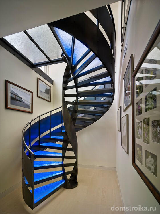 Лестница с металлическими перилами в стиле хай-тек