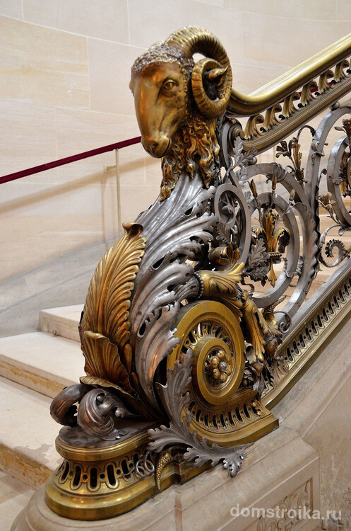 Дополнительный шарм кованые перила на лестницу получат, если использовать отделку в виде золота, серебра или платины