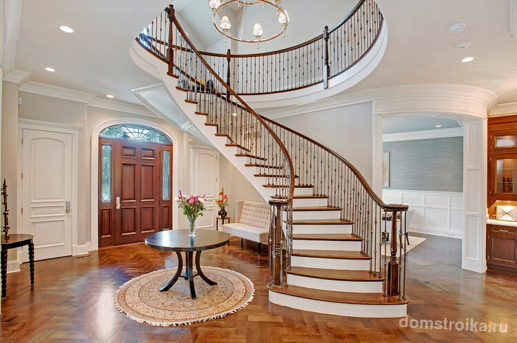 Изысканные балясины на лестнице в классическом интерьере