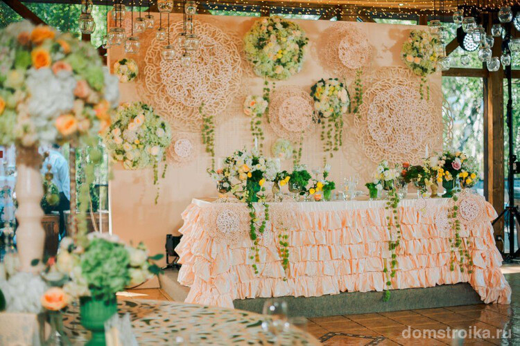 Декор зала для торжеств в персиковых тонах