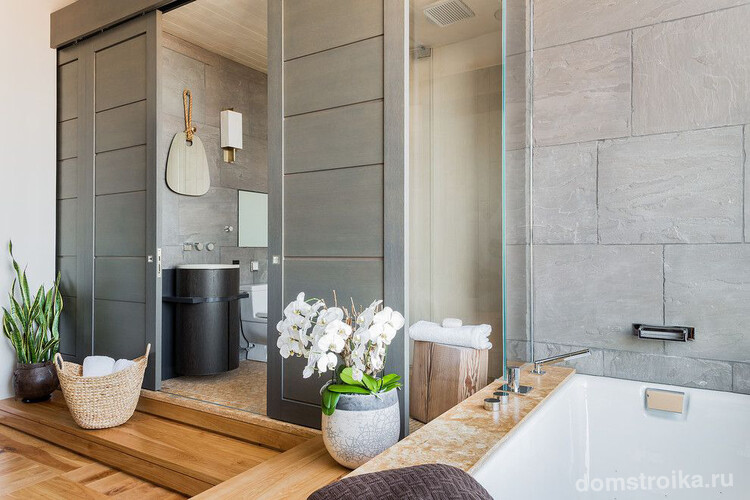 Современный интерьер ванной комнаты с натуральным озеленением