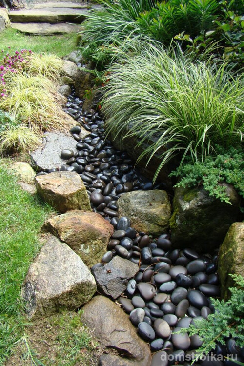 Все или некоторые камни можно вскрыть водостойкой краской или лаком, для получения мокрого эффекта