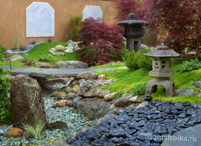 Сухой ручей позволяет смешивать в оформлении садового участка сразу несколько традиционных стилей, взятых из разных культур мира