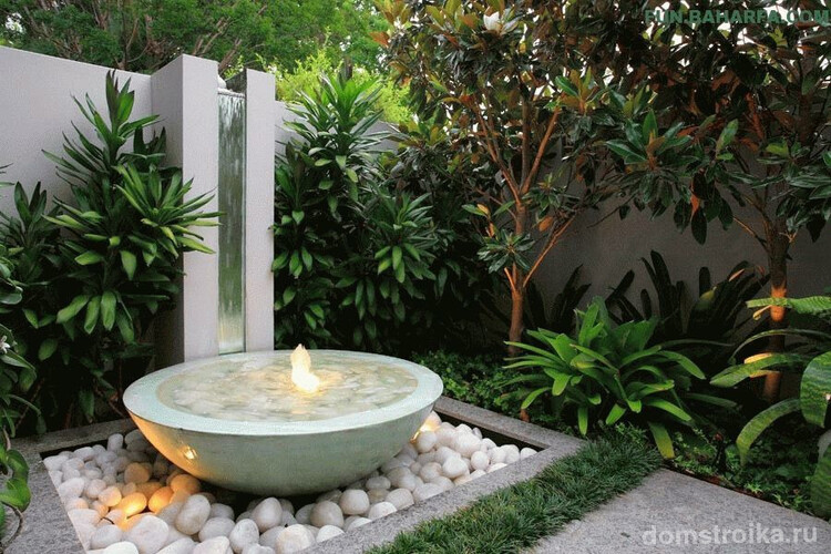 Емкость фонтана выполнена из простой каменной чаши