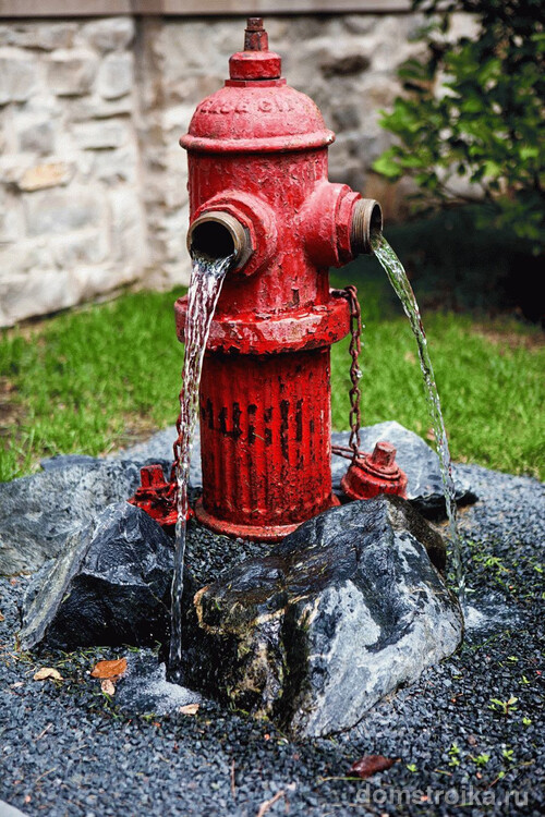 Вариация фонтана-родника с использованием пожарного гидранта