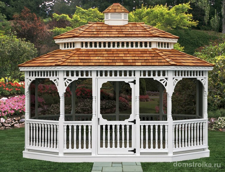 Решетки для беседки: беседка в Викторианском стиле: деревянная конструкция в белом цвете и крыша из красной черепицы