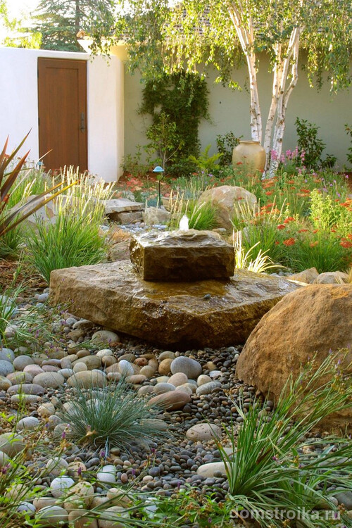 Небольшой декоративный фонтан придаст изюминку вашему саду