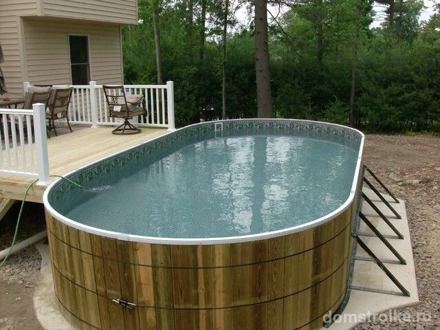 Овальный каркасный бассейн смонтирован у деревянной веранды
