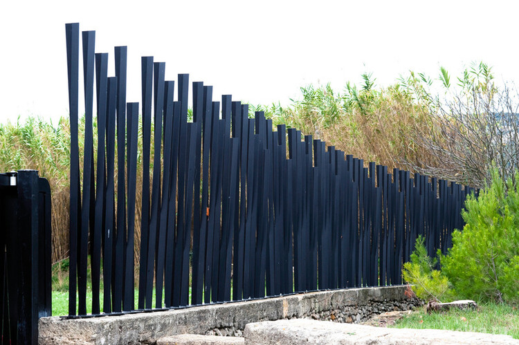 Металлический скульптурный забор в современном стиле