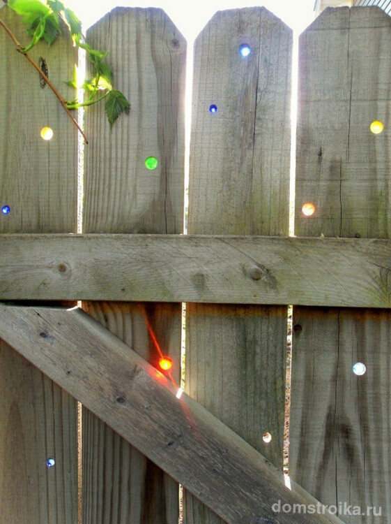 Игра цвета на солнце в обычном штакетном заборе