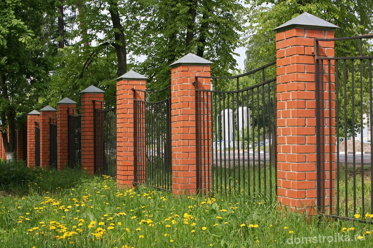 Забор со столбами из керамического кирпича