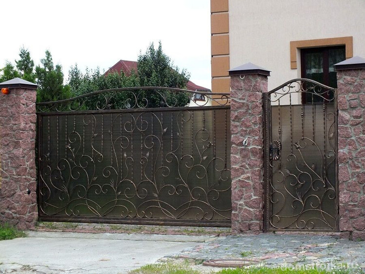 Благодаря своей устойчивости и декоративности, кованые ворота являются одним из лучших вариантов из всех видов ворот