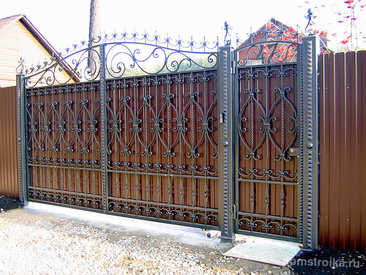 Великолепные ворота из профнастила с кованным декором