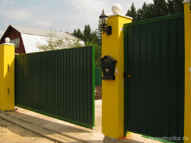 Чудесные зеленые откатные ворота из профилированного листа с яркими желтыми столбами
