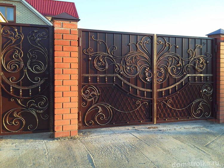 Красивые металлические распашные ворота с коваными элементами
