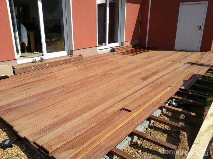 Лучший материал для строительства деревянной террасы - это доски из лиственницы
