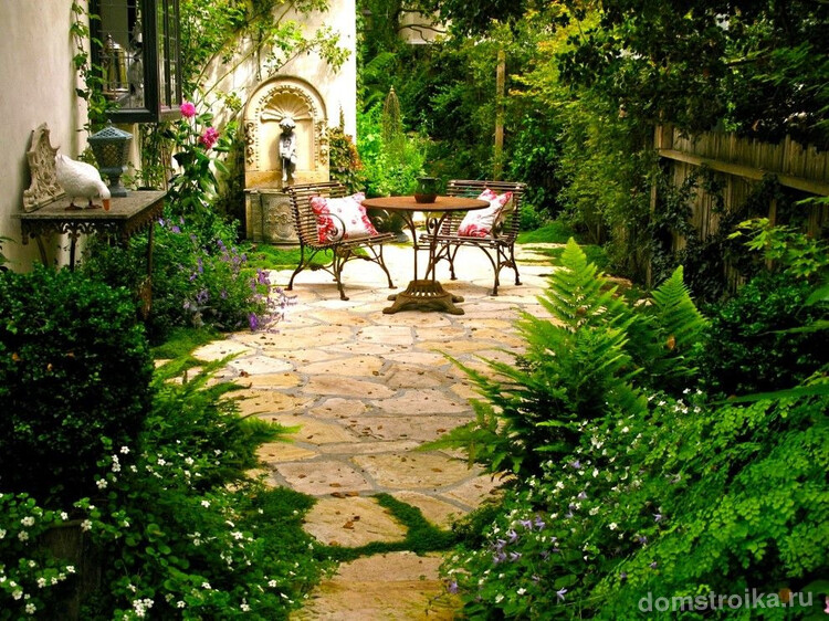 Миниатюрное дачное патио в зеленом саду - это вариант для больших любителей природы