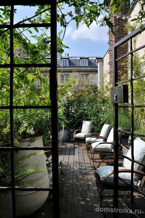 Проекты одноэтажных домов с террасой: французская терраса с мягкими креслами и обилием зелени