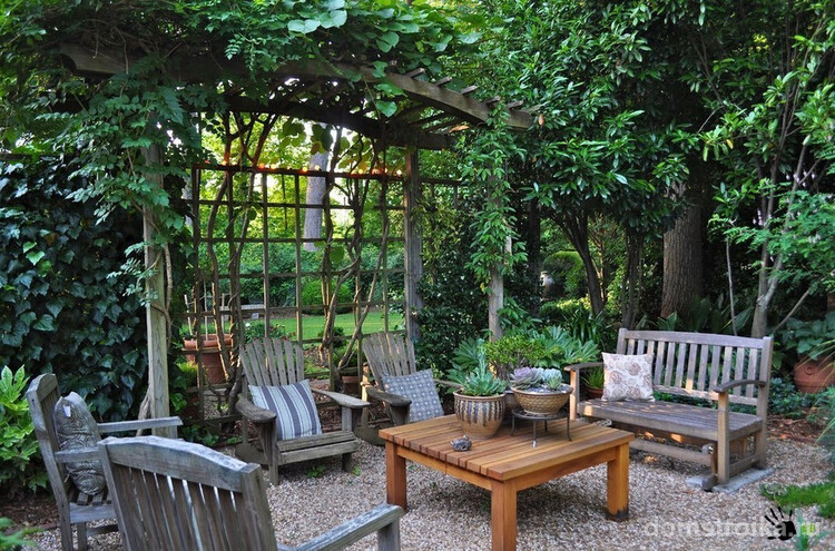 Уютное место в домашнем саду для посиделок с друзьями или же просто в кругу семьи