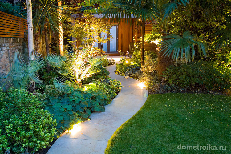 Праздничное настроение в домашнем саду можно создать с помощью дополнительного освещения в виде подсветки дорожки и точечном освещении определенных элементов